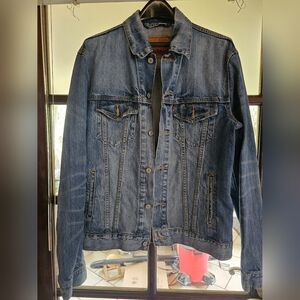 Classic Men's Levi's Denim Jacket